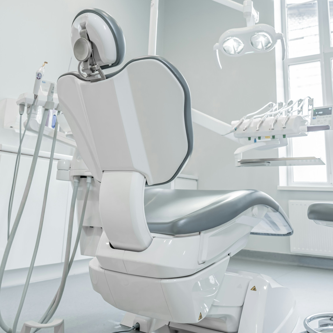 Стоматологическое кресло в современном кабинете.