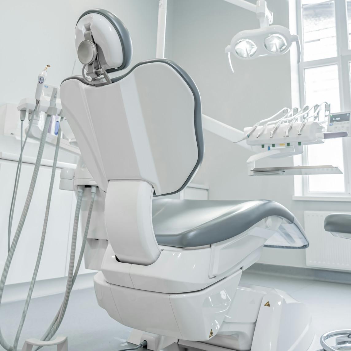 Стоматологическое кресло в современном кабинете.
